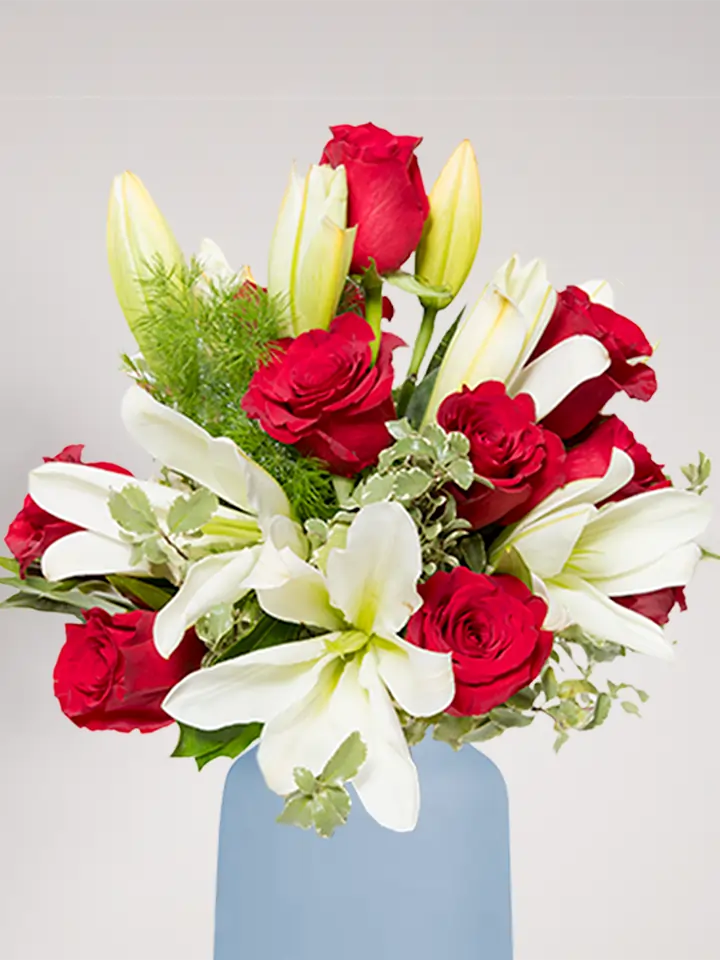 Bouquet gigli bianchi rose rosse close up